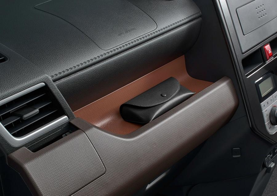Детали интерьера Toyota Roomy 2016 года  (фото 19 из 28)